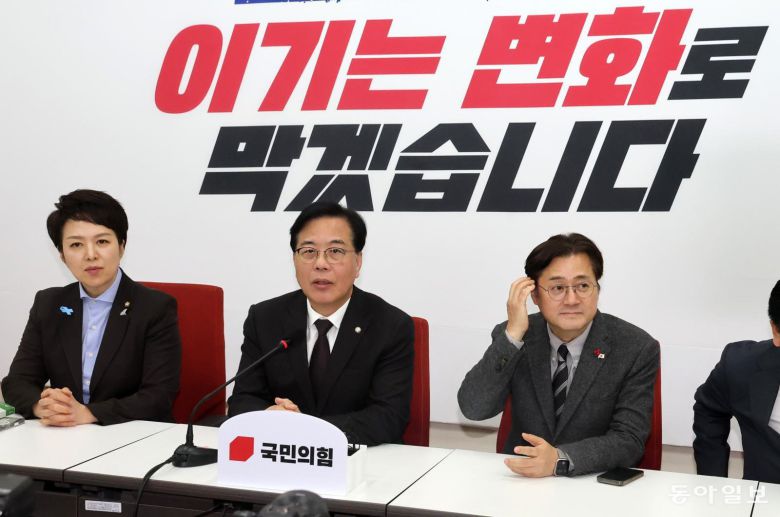 송언석 국민의힘 원내대표가 22일 국회에서 홍익표 대통령비서실 정무수석을 접견하고 있다. 장승윤 기자 tomato99@donga.com