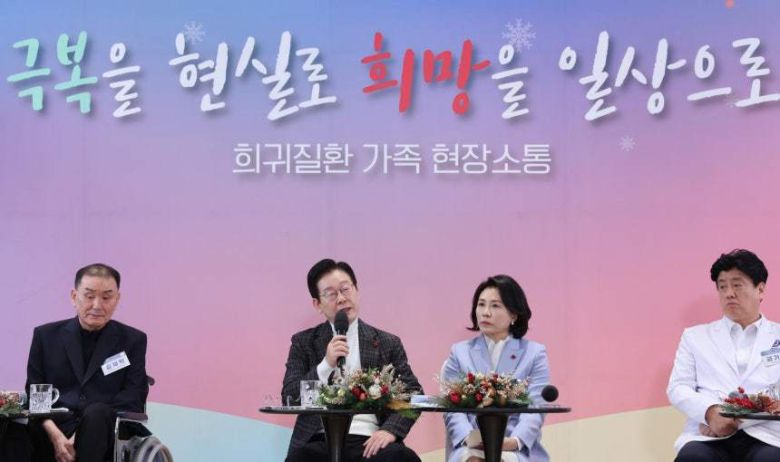 이재명 대통령이 24일 서울 서대문구 신촌세브란스 연세암병원 중입자치료센터에서 열린 희귀질환 환우·가족 현장소통에서 인사말을 하고 있다. 2025.12.24/뉴스1