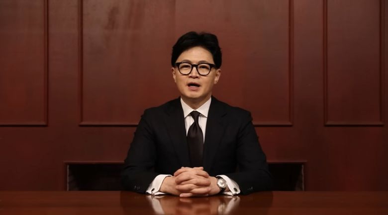 국민의힘 한동훈 전 대표가 지난 18일 페이스북에 자신에 대한 당의 징계 추진과 관련한 입장을 밝히는 영상을 올렸다. 한 전 대표는 당원 게시판 논란과 관련해 “상황이 여기까지 오게 한 것에 대해 국민과 당원께 송구하다＂며 사과했다. (한동훈 페이스북 영상 캡처. 재판매 및 DB 금지) 2026.1.19/뉴스1