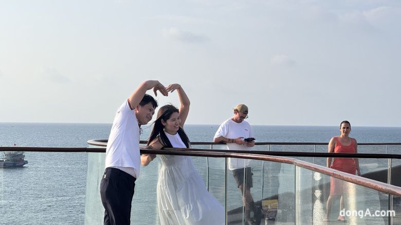 푸꾸옥 남서쪽 해변 좌우를 연결하는 해상 다리가 바다 한복판에서 만나는 키스 브릿지는 사랑하는 남녀가 우여곡절을 겪은 끝에도 결국 다시 만난다는 이야기를 품고 있다. 약 30㎝ 간격을 두고 만나는 다리에선 기념사진을 찍기 위한 연인들이 줄을 짓는다. 윤우열 기자 cloudancer@donga.com