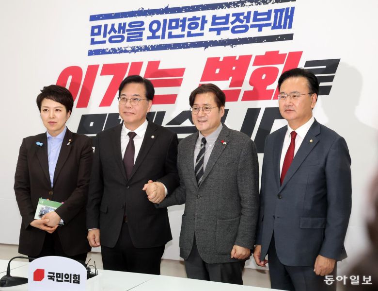 송언석 국민의힘 원내대표가 22일 국회에서 홍익표 대통령비서실 정무수석을 접견하고 있다. 장승윤 기자 tomato99@donga.com