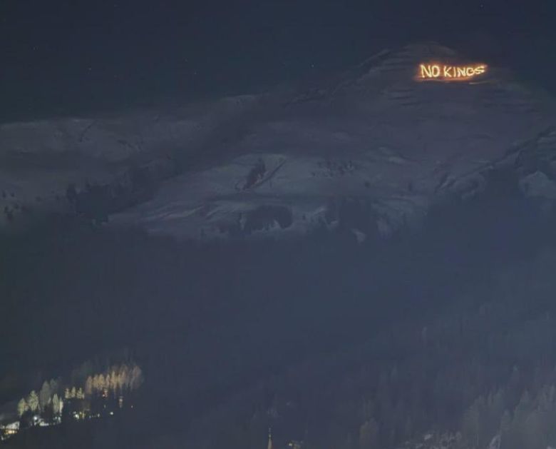 스위스 다보스에서 열리는 세계 경제 포럼을 앞두고 눈으로 덮인 산비탈에 ‘NO KINGS’라는 횃불 문구가 적혀 있다. 엑스 갈무리