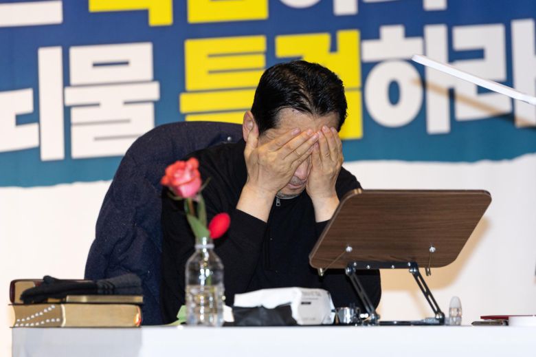 더불어민주당의 통일교 및 공천뇌물 특검 수용을 촉구하며 5일째 단식을 이어가고 있는 장동혁 국민의힘 대표가 19일 서울 여의도 국회 로텐더홀에서 마른세수를 하고 있다. 2026.1.19/뉴스1