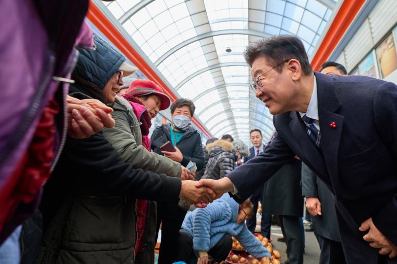이재명 대통령이 23일 울산 울주군 남창옹기종기시장을 찾아 시민들과 인사를 나누고 있다. 2026.01.23. 청와대 제공