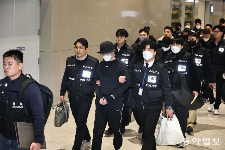 캄보디아에서 각종 사기와 인질 강도 등을 저지른 한국인 범죄자 73명이 23일 인천공항을 통해 국내로 송환되고 있다. 양회성 기자 yohan@donga.com