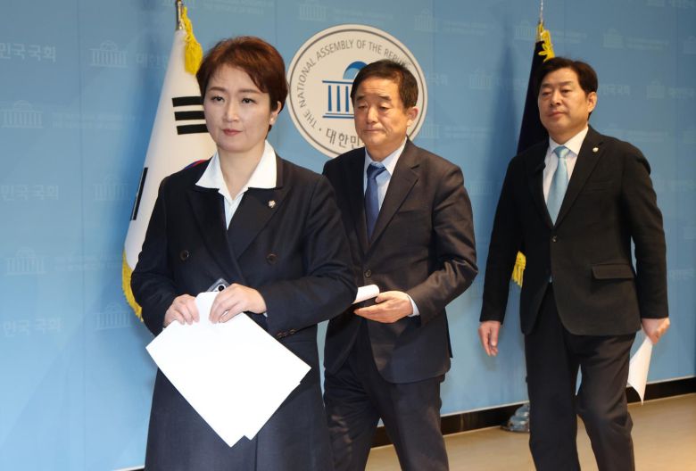 더불어민주당 이언주·황명선·강득구 최고위원은 23일 오후 국회 소통관에서 정청래 대표가 독단적으로 조국혁신당과의 합당 제안을 발표했다면서 공식 사과와 함께 진상 규명을 촉구했다. 이 의원은 “민주당이 정 대표 사당이 아니다”라고 비판했다. 이들 최고위원은 이날 충북 현장 최고위원회의에 불참했다.. 2026. 01.23