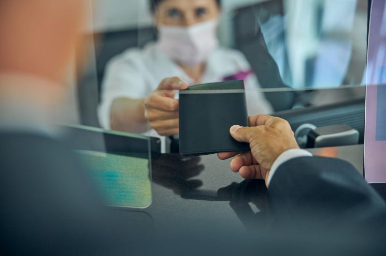 결제·계약 과정에서 소비자가 체감하는 ‘통제권’의 이동을 상징하는 장면. 게티이미지뱅크