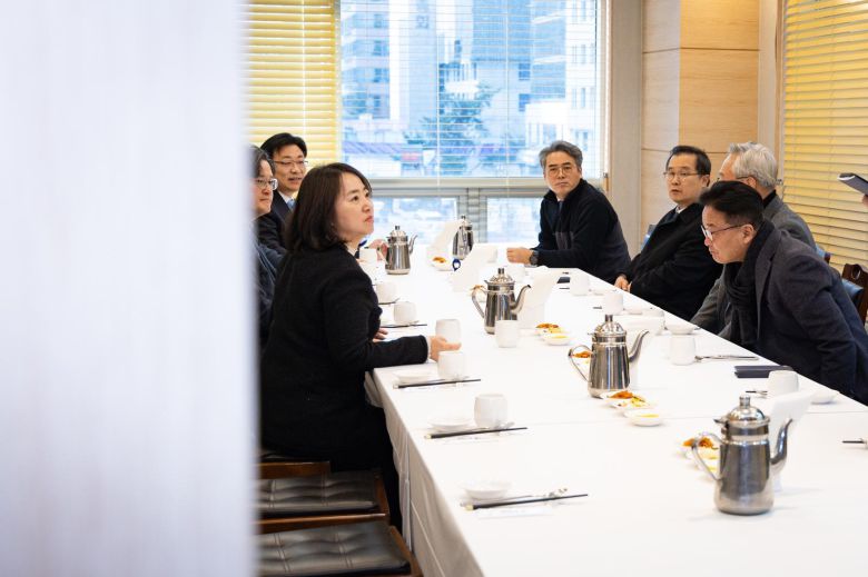 더불어민주당 초선의원 모임인 ‘더민초’ 의원들이 23일 서울 여의도 한 식당에서 정청래 대표의 조국혁신당 합당 추진 등과 관련해 오찬 회동을 하고 있다. 2026.1.23/뉴스1