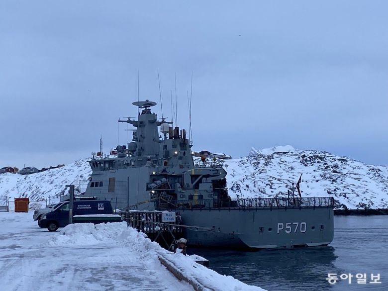 덴마크령 그린란드 누크항을 순찰 중인 덴마크 해군 함정. 누크=유근형 특파원 noel@dogna.com