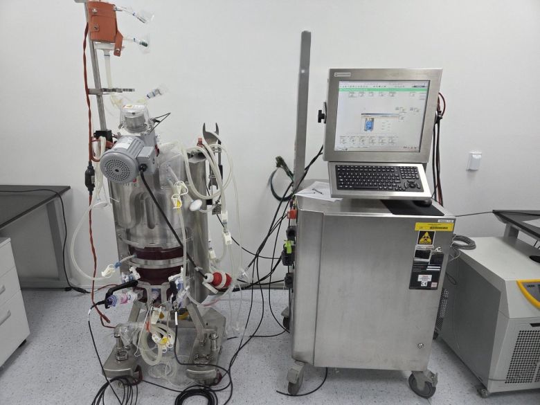 아트블러드의 50L 바이오리액터. 왼쪽 원통형 기구 안에서 적혈구가 생산된다. 아트블러드 제공