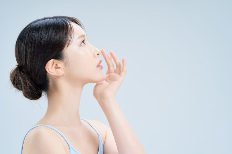 코 성형(비중격 교정 포함) 이후 회복기에는 추위와 격한 운동, 외부 충격이 부종·통증·출혈 위험을 키울 수 있어 의료진의 관리 지침을 따르는 것이 중요하다. 게티이미지뱅크