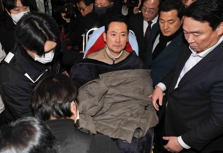 장동혁 국민의힘 대표가 22일 서울 여의도 국회에서 통일교·공천헌금 ‘쌍특검’ 수용 촉구 단식을 마치고 환자 이송용 침대에 누워 이동하고 있다. 뉴시스