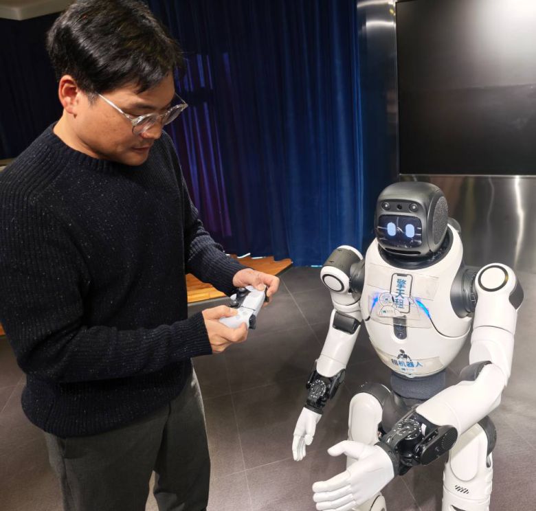 조이스틱을 이용해 직접 로봇을 이동시키거나 악수, 손 흔들기 등의 간단한 동작을 시켜볼 수 있다.