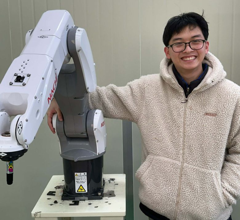 한국과 베트남 다문화 가정에서 성장한 부민준 씨가 로봇 옆에서 미소를 지어 보이고 있다. 부 씨의 회사는 현재 베트남에도 진출했는데, 어린 시절 베트남에서 성장한 부 씨가 베트남 근로자에게 제품 사용법 등을 교육하고 있다. 한국폴리텍대 제공