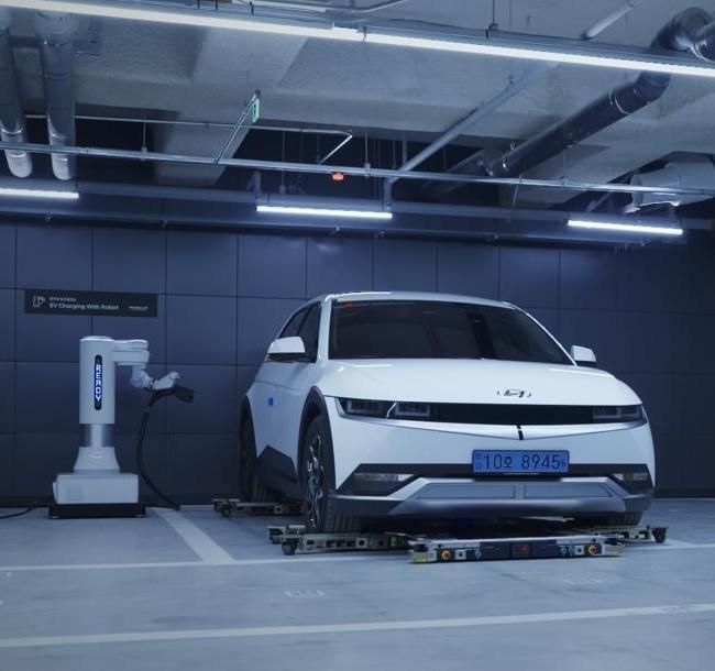 로봇 주차는 로봇이 차량 아래로 진입해 바퀴를 들어 올린 뒤 빈 공간을 찾아 스스로 주차하는 무인 시스템이다. 사진은 현대건설이 로봇 주차 서비스를 시연하는 모습. 현대건설 제공