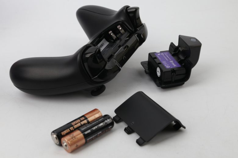 Xbox One 컨트롤러의 건전지와 커버를 배터리 제거 후 브룩 엑스트라를 결합하는 방식으로 장착된다.