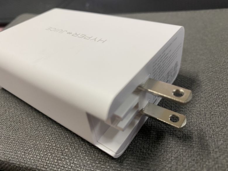 하이퍼주스에 내장된 110V 플러그는 접이식 방식이다.