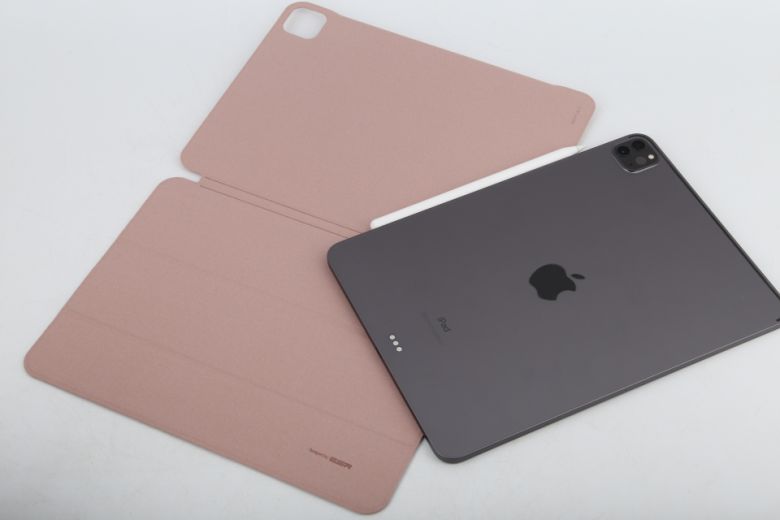 폴리오 케이스의 안감은 부드러운 스웨이드 재질로 제작됐다.