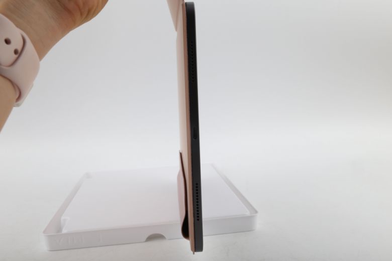 폴리오 케이스의 끝을 잡고 들어도 아이패드가 떨어지지 않고 안정적으로 고정됐다.