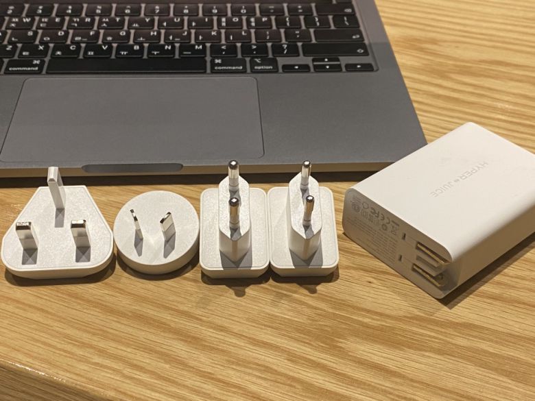 다양한 국가에서 사용할 수 있는 멀티 플러그가 동봉된다.