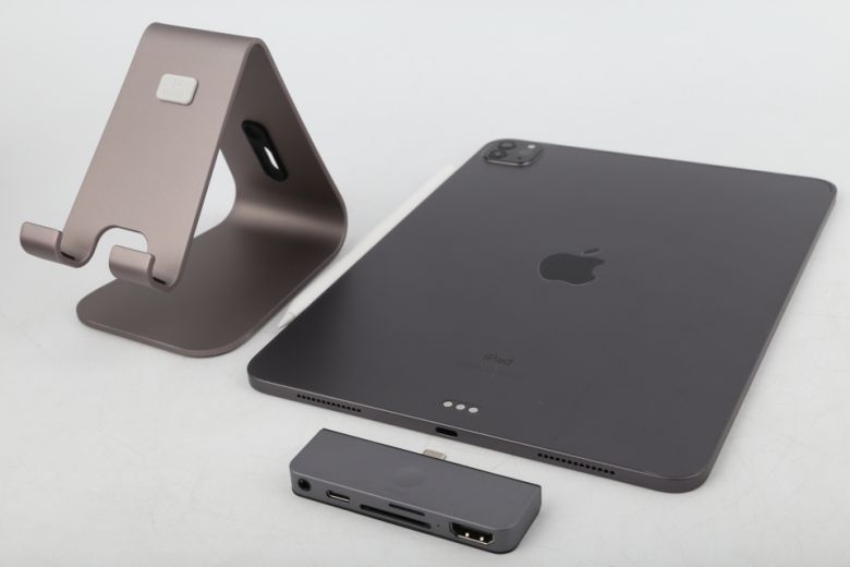 엘라고 제품들은 애플 제품과 잘 어울리는 색감을 지녔다.