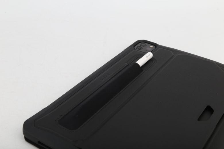 멀티앵글 케이스 뒷면에는 애플펜슬 홀더가 위치한다.