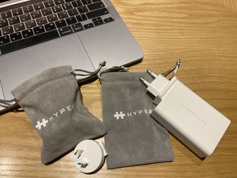 멀티 플러그와 본체를 수납할 수 있는 파우치가 함께 제공된다.