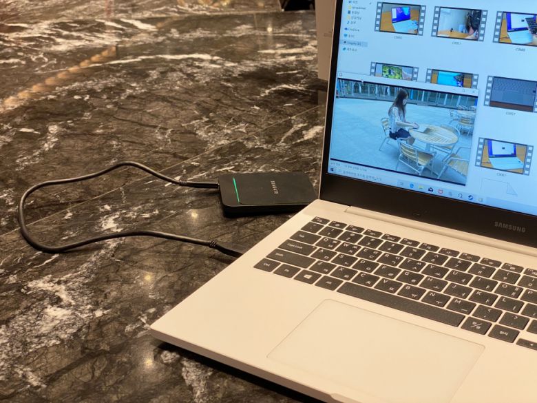 USB Type-C 포트를 통해 상하 구분 없이 손쉽게 다른 디바이스를 연결할 수 있다.