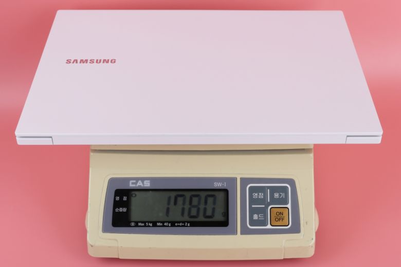 실측 무게는 1,780g으로 스펙보다 약간 더 가볍게 측정되었다. 참고로 전작인 삼성전자 노트북5의 무게는 1.9kg이다.