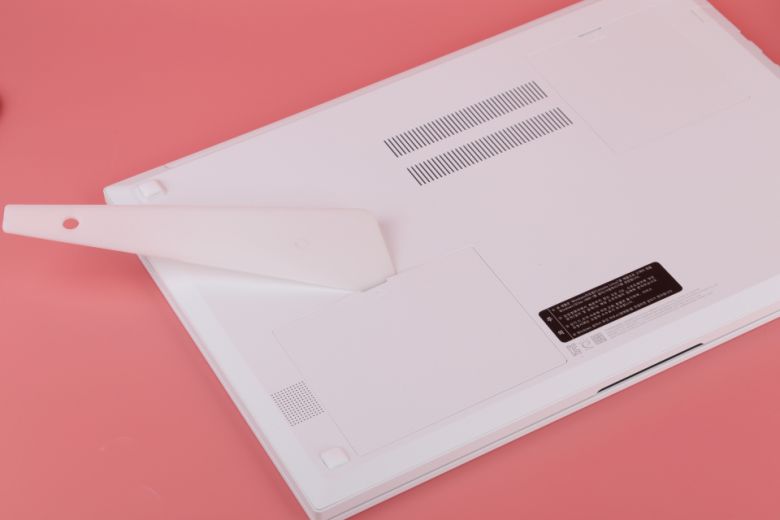 플라스틱 헤라만으로 업그레이드 도어에 접근할 수 있다. 노트북 중에서는 업그레이드 난이도가 쉬운 편에 속한다.