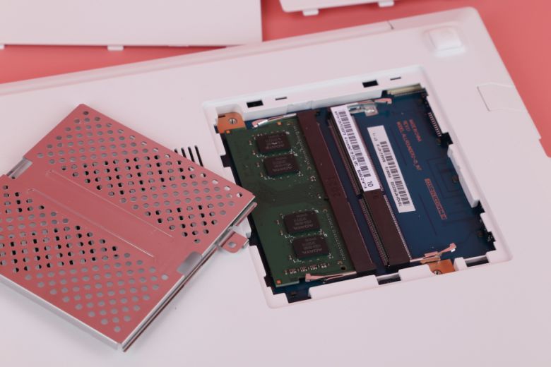 램은 기본적으로 8GB가 하나 장착되어 있다. 추가로 메모리를 장착하면 16GB 듀얼 채널 구성도 가능하다. 참고로 듀얼 채널에서는 내장 그래픽의 성능이 향상돼 게임을 조금 더 쾌적하게 구동할 수 있다.