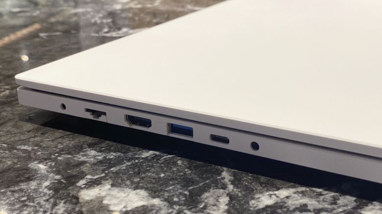 왼쪽에는 DC-in, RJ45, HDMI, USB 3.0, USB Type-C, 헤드폰/마이크 콤보가 위치한다.