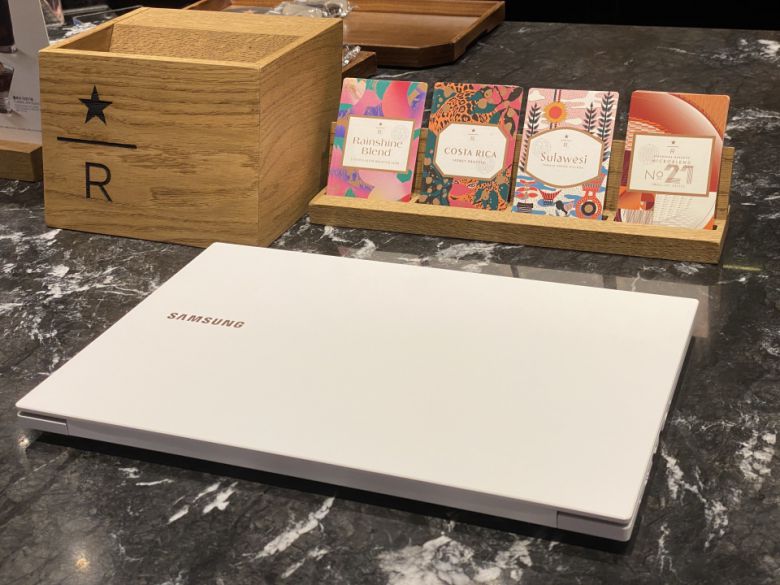 이 노트북에는 네모반듯한 솔리디티 디자인이 적용됐다. 견고하며 도시적인 느낌을 받을 수 있었다.