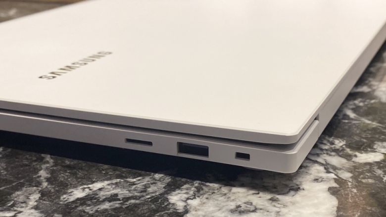 오른쪽에는 멀티 리더기, USB 2.0 포트, 시큐리티 슬롯이 존재한다.