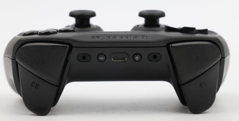 님버스+는 라이트닝 포트로 충전할 수 있는 컨트롤러다.