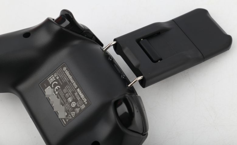 마운트 후면에 있는 슬라이더를 밀면 마운트 안쪽에 있는 지지대를 꺼낼 수 있다.