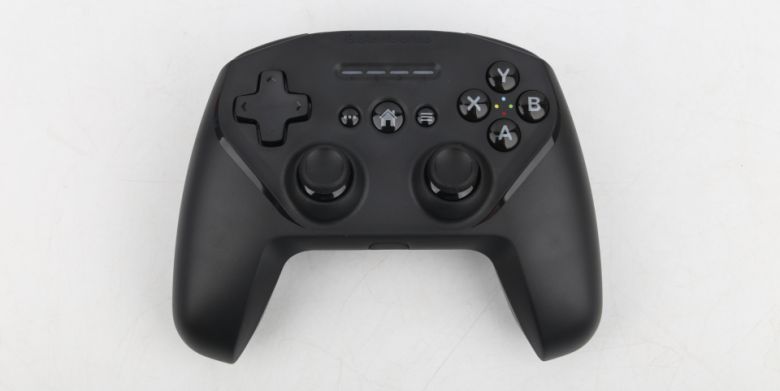 님버스+는 듀얼쇼크4처럼 양쪽 아날로그 스틱이 컨트롤러 하단에 위치한 제품이다.