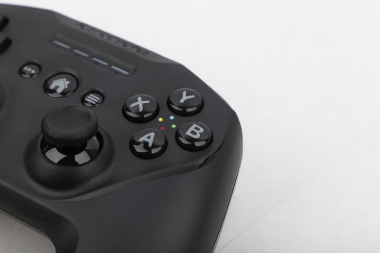 님버스+의 버튼압은 무겁지 않았다. 아날로그 스틱의 높이는 듀얼쇼크4와 유사했다.