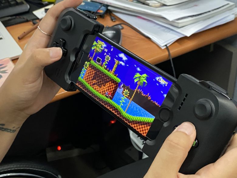 아이폰 7과 연결해 '소닉 더 헤지혹'을 즐겨봤다.