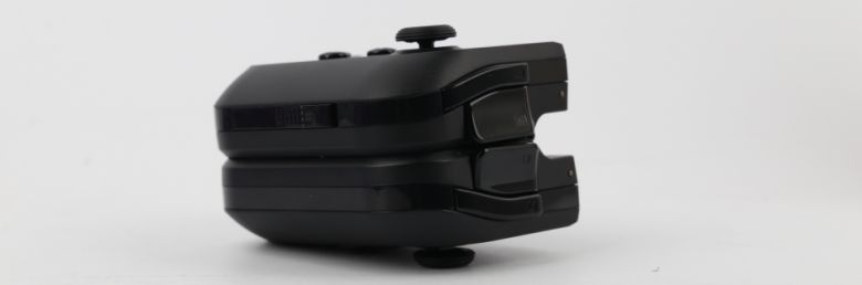 게임바이스 컨트롤러를 접으면 손쉽게 보관할 수 있다.