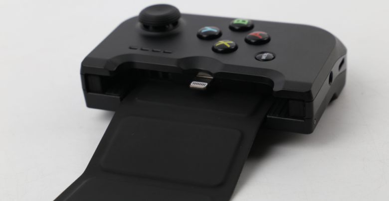 이 컨트롤러는 라이트닝 포트를 통해 아이폰과 연결된다.