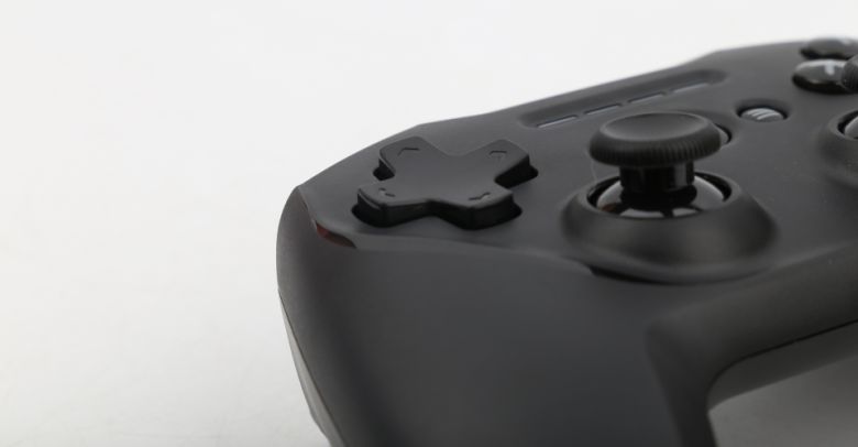 십자키는 8방향의 입력을 지원하며, 택타일 버튼을 채택했다.