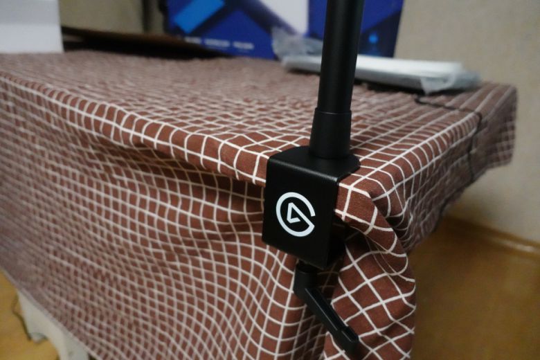 별도의 공구 없이 손으로 클램프의 손잡이를 돌리는 것만으로도 손쉽게 장착할 수 있었다.