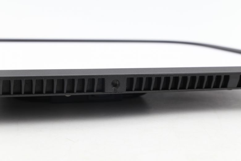 1/4인치 표준 나사홀을 통해 폴 마운트나 삼각대와 결합할 수 있다.