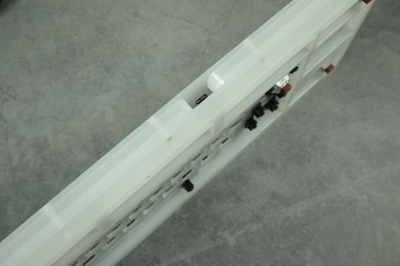 클리어/화이트 두 가지 컬러로 아크릴 하우징을 구성했다.