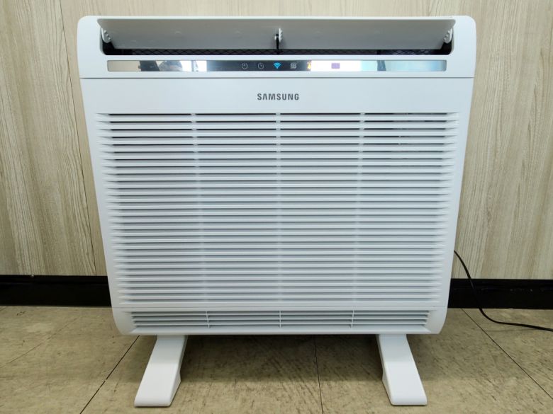 조립이 완성된 공기청정기의 모습이다. 튼튼한 스탠드를 통해 바닥에 안정적으로 배치할 수 있다(스탠드형 설치는 30평형만 가능).