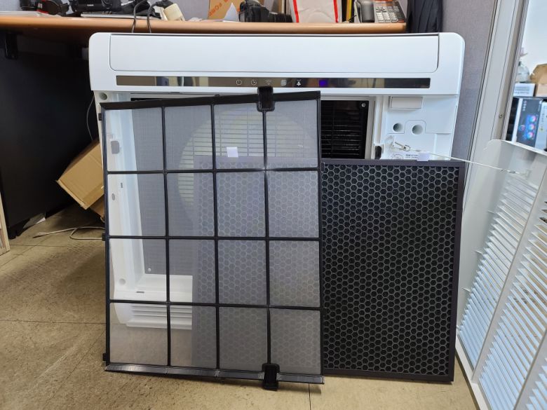 누구나 간편하게 공기청정기 필터를 분리, 교체할 수 있다.