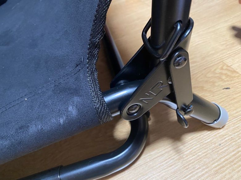 뒷부분의 다리가 삽입되는 곳에 위치한 잠금 걸쇠를 걸어주고 다리를 삽입한다.