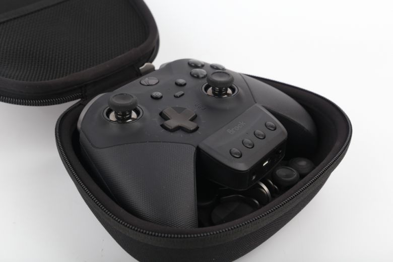 어댑터를 장착한 상태로 컨트롤러 케이스에 수납하는 것도 가능하다.