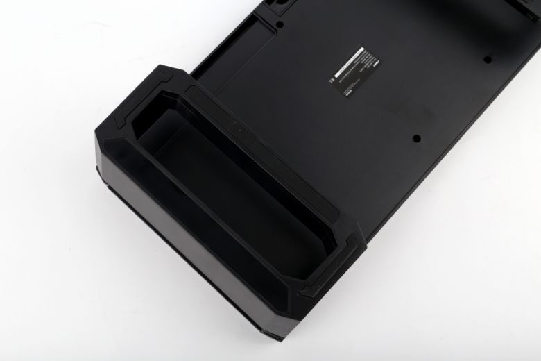 지지대 밑에는 논슬립 패드가 부착되어 있어 접거나 폈을 때 미끄러짐 없이 고정시킬 수 있다